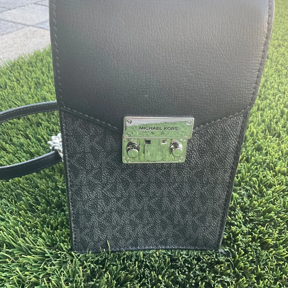 Michael Kors MK LOGO Crossbody Purse - Black - Picture 4 of 6
